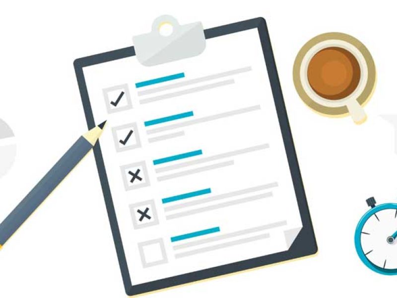 Illustrazione di un questionario su una cartellina con caffè, lampadina e cronometro: quali scenari futuri per le aziende