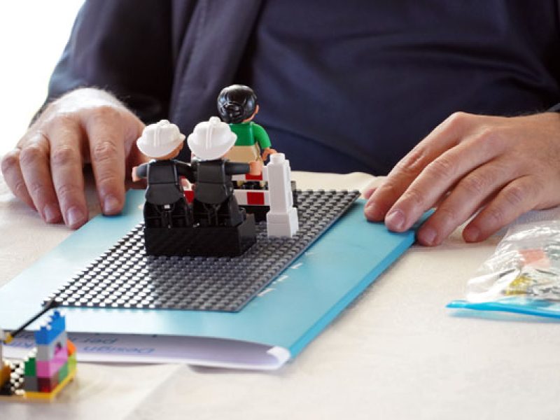 Mani che costruiscono un modello con i mattoncini durante un workshop didardo con LEGO® SERIOUS PLAY®